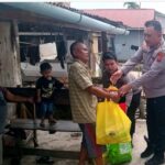 Kapolres Tanjab Timur Serahkan Bantuan kepada Korban Angin Puting Beliung di Desa Lambur