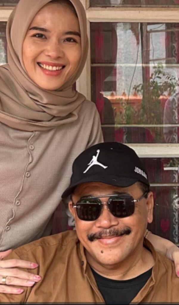 Prof Sutan Nasomal Pakar Hukum Internasional Sesalkan Ada Kades Di Banten Hina Profesi Jurnalis, Oknum Kepala Desa Gintung Kunci Pintu  Berikan Sejumlah Uang Receh Kepada Awak Media 