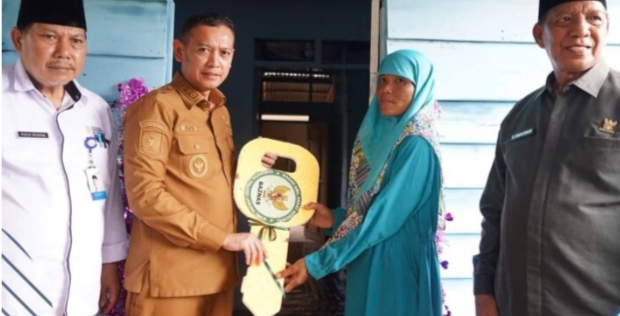 Wakil Bupati Tanjabtim Muslimin Tanja Resmikan Bantuan Bedah Rumah dari Baznas di Pandan Jaya