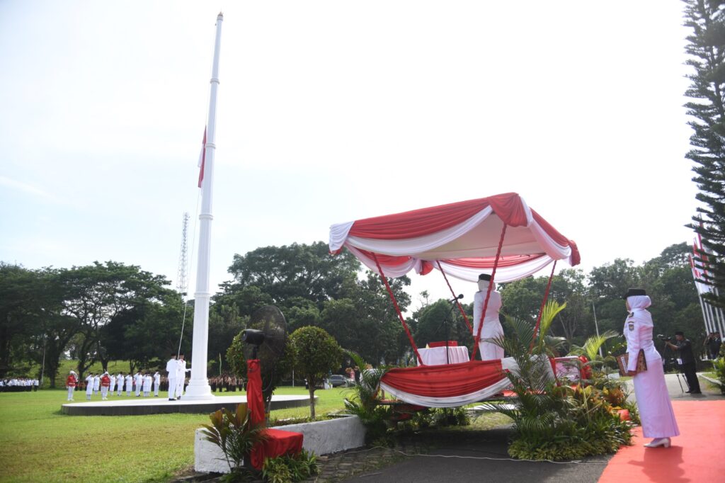 Perdana Bupati Tanjabtim Hj Dillah Hikmah Sari Pimpin Upacara Peringatan HUT RI Ke-80  Semua Petugas Utama Perempuan